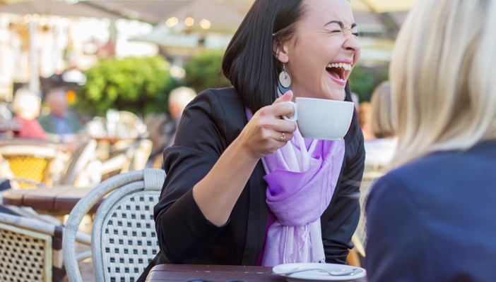 Kvinde der griner og siger Nå på dansk
